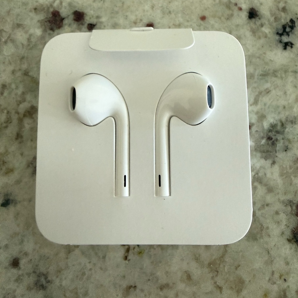 NWOT Apple Wired EarPods with Lightning Connector White